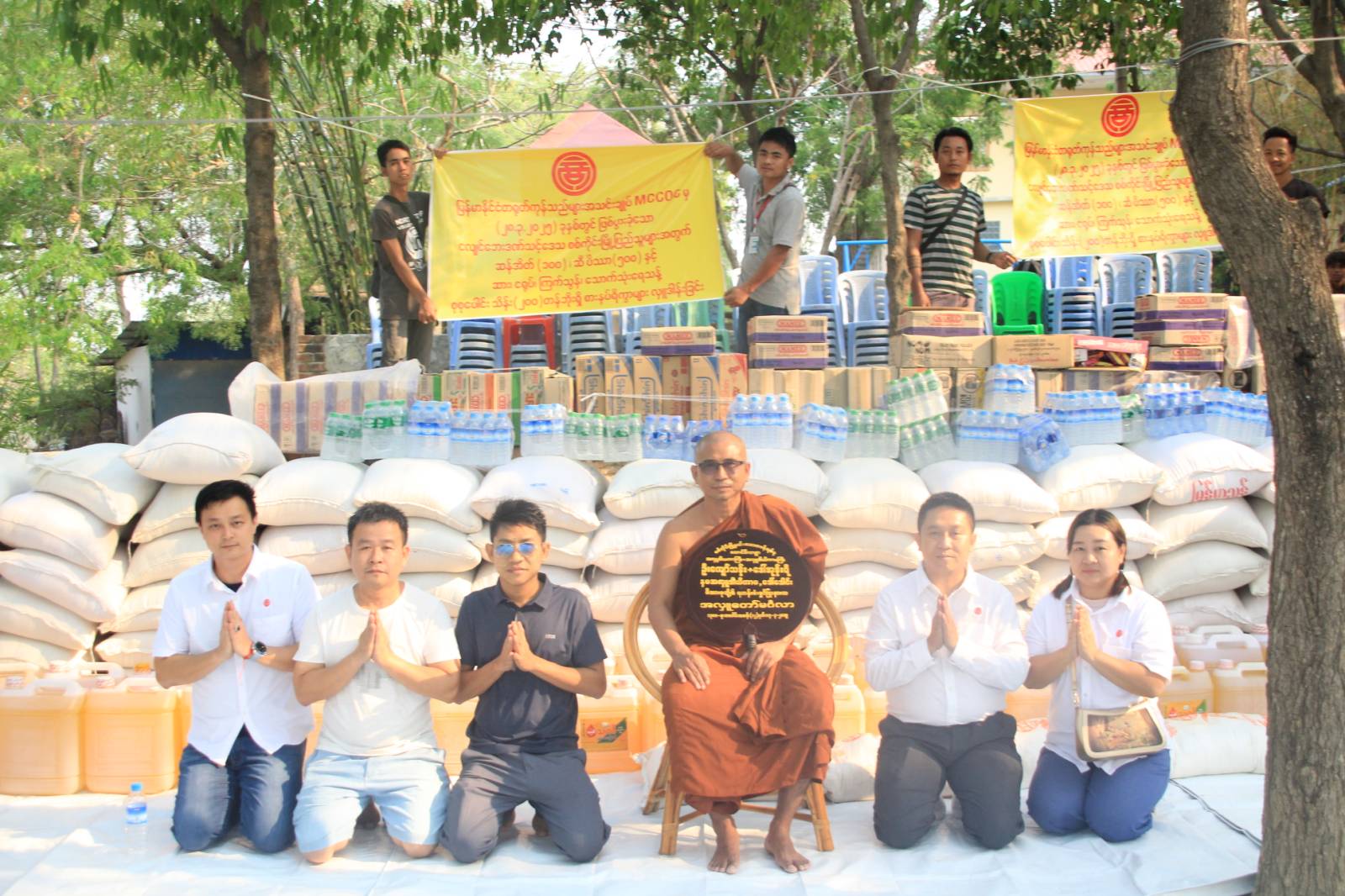 မြန်မာနိုင်ငံ တရုတ်ကုန်သည်များအသင်းချုပ် MCOOC မှ ငလျင်ဘေးဒဏ်သင့် စစ်ကိုင်းမြို့ပြည်သူများအတွက် န့် စုစုပေါင်း သိန်း (၂၀၀) တန်ဘိုးရှိ စားနပ်ရိက္ခာများအား လာရောက်လှူဒါန်း။